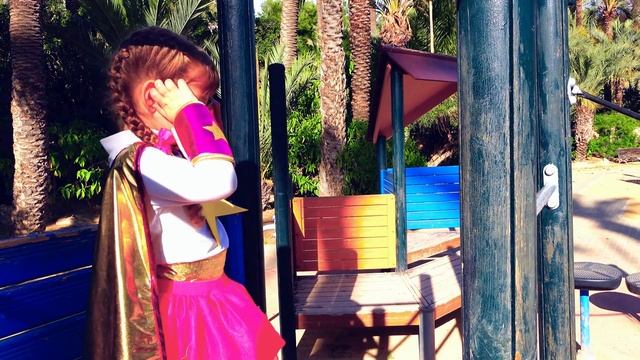 ЭСТЕЛА спасает настоящего ДЕДА МОРОЗА и подарки на новый год. Новогодняя смешная история для детей. смотреть онлайн