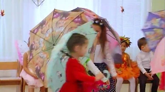 Задорный танец с зонтиками на утреннике в детском саду смотреть онлайн
