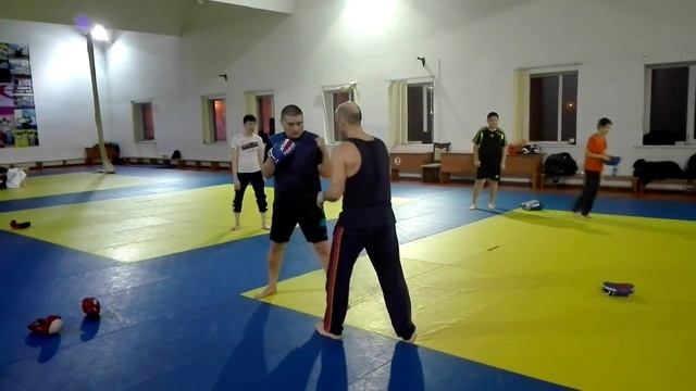 Раунд кик с приседа и из стойки смотреть онлайн