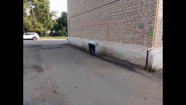 разбил свой телефон об стену！ смотреть онлайн