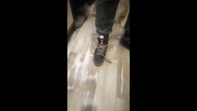 Как без рук завязать шнурки смотреть онлайн