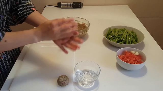 ФРИКАДЕЛЬКИ мясные и спаржевая фасоль в томатном соусе ВКУСНЫЙ ОБЕД ЗА 30 МИНУТ #фрикадельки #фасол смотреть онлайн