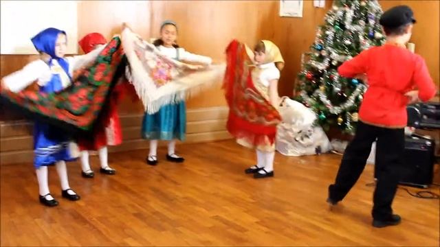 Russian dance with shawls at Russian Church in Goshen смотреть онлайн