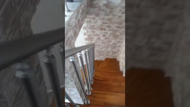 Лестница на ломаном монокосоуре с деревянными ступенями смотреть онлайн