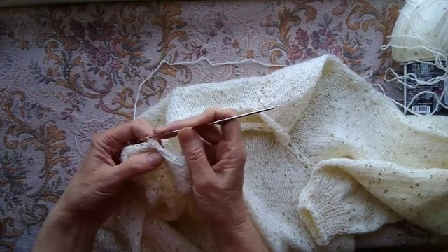 Джемпер с V-образной горловиной, обвязка горловины крючком, примерка смотреть онлайн