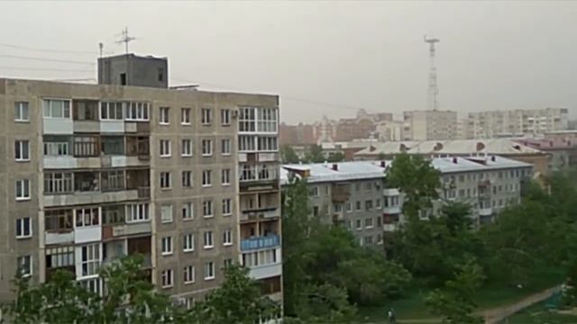 В Омске сильный ветер сносит с крыши дома металические листы смотреть онлайн