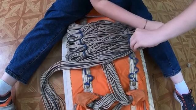 Укладка десантного парашюта в аэроклубе ДОСААФ смотреть онлайн