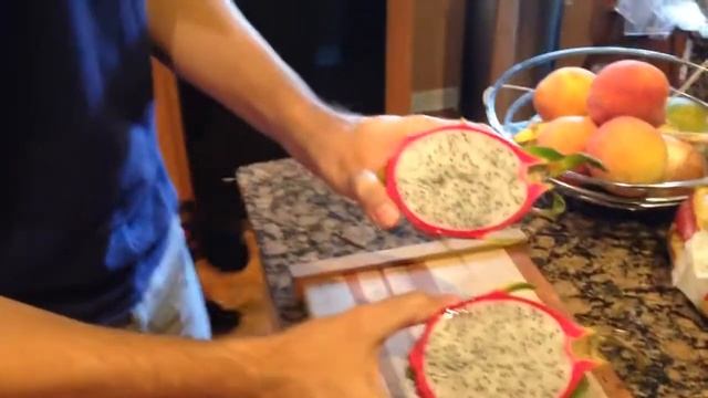How to cut and eat a dragonfruit (pitaya) смотреть онлайн