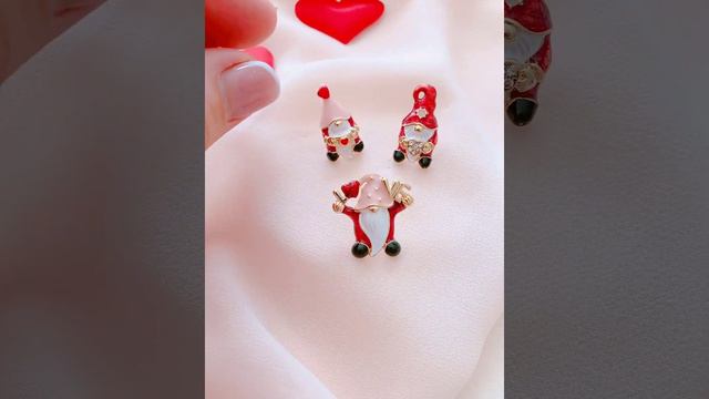 NAPIER Трио брошей-пин «Гномики с сердечками» смотреть онлайн