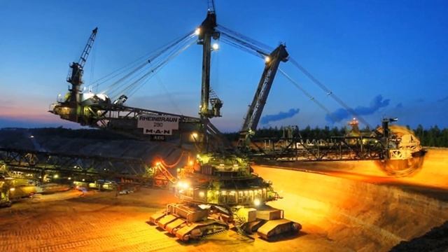 САМЫЙ БОЛЬШОЙ В МИРЕ ЭКСКАВАТОР БАГГЕР 288 (Bagger 288) 13000 ТОНН И 240 МЕТРОВ В ДЛИННУ. смотреть онлайн