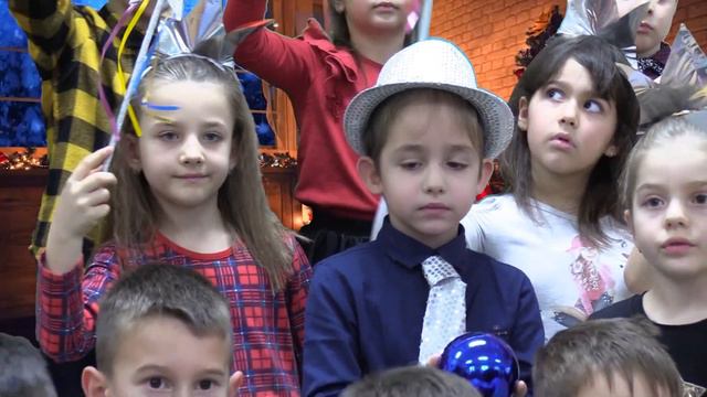 "Коледни чудеса" - ДГ 4 Разград - група "Хризантема" 2021г. смотреть онлайн