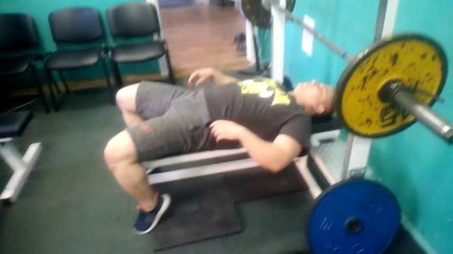 Особенности выполнения жима штанги лёжа смотреть онлайн