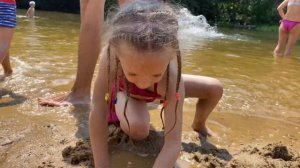 Как Стефания провела выходные с папой на речке на детском пляже. Челендж на пляже.