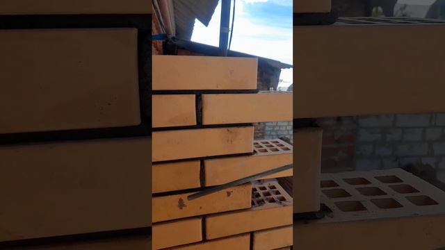 Разорвали стену и оставили вертикальную штрабу