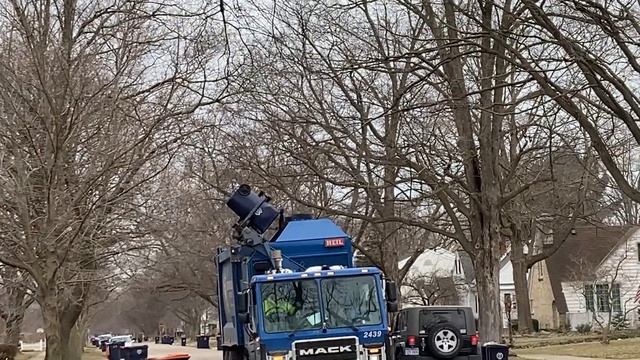 Republic Services Mack Python on trash pick up. смотреть онлайн