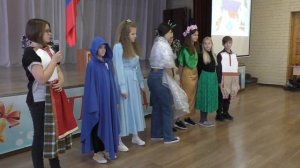 Вепсы, угощение - калитки, песня на вепсском языке / СПб, школьный фестиваль дружбы народов, 2022.