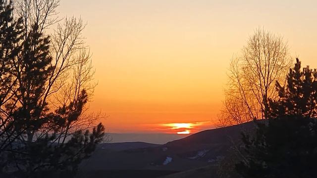 Закат Солнца 🌞 16 апреля 2022 По дороге на Алтай Золотится Вечерний Закат Поражая Своей Красотой смотреть онлайн
