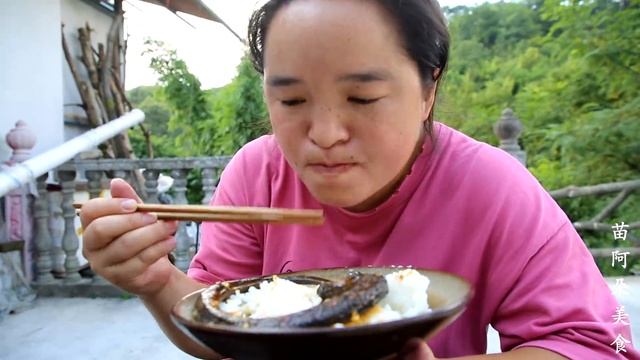 40元买斤黄鳝，苗大姐做“红烧鳝鱼”解解馋，配上魔鬼辣椒吃过瘾！【苗阿朵美食】 смотреть онлайн