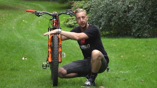 How To Remove And Replace Your Mountain Bike Wheels | MTB Maintenance смотреть онлайн