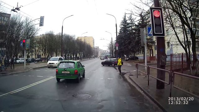 Красный свет, пешеходы. Брюнетка на зеленой букашке. смотреть онлайн