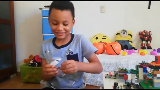 Lego Minecraft and Surprise Eggs. Фигурки Лего Майнкрафт, яйца с српризом. смотреть онлайн