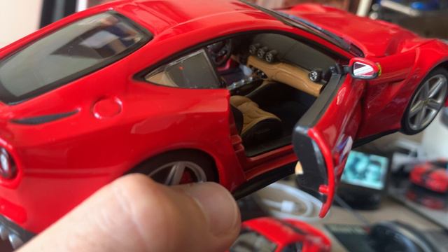 Обзор моделей Ferrari F12berlinetta и F12tdf в 1/24 от Bburago смотреть онлайн