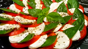 САЛАТ КАПРЕЗЕ С МОЦАРЕЛЛОЙ / Удивительно Простой и Вкусный Салат / Потрясающий Итальянский Салат