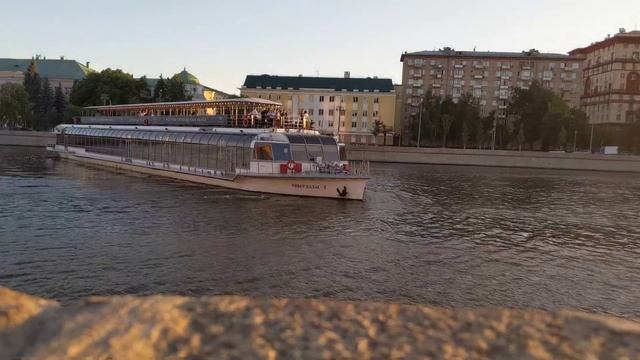 RIVER PALACE 2 - ВПЕЧАТЛЯЮЩИЙ РАЗВОРОТ ТЕПЛОХОДА НА МОСКВЕ РЕКЕ смотреть онлайн