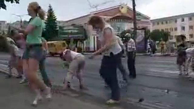 Гудрон на дороге )))... смотреть онлайн