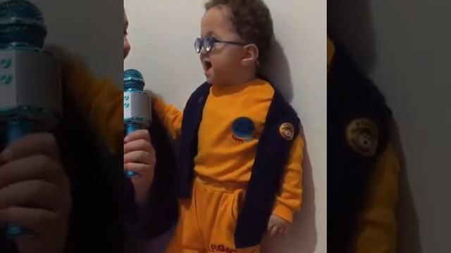 Enes Kalin Kamalin Kakalin Kamaya adlı şarkıyı söylemeye çalışıyor. смотреть онлайн