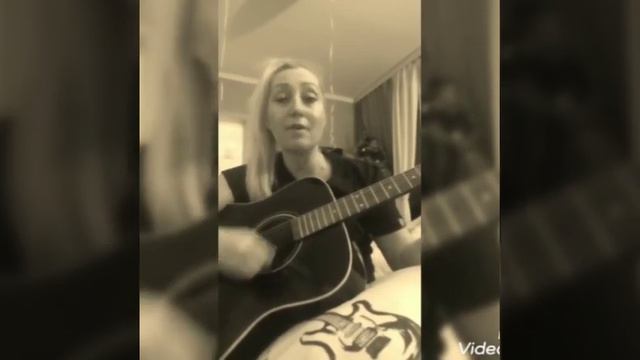 Ученица играет на гитаре песню. смотреть онлайн