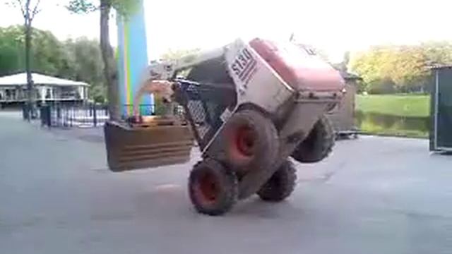 Трюки на миниэкскаваторе смотреть онлайн