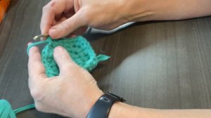 Квадратный коврик крючком из старых вещей.