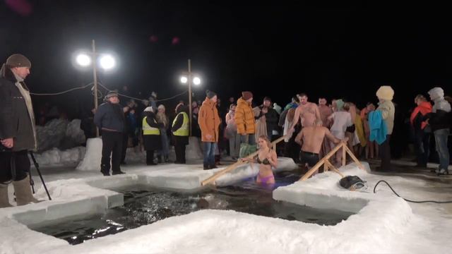 19 01 2019 Белые Столбы Крещенские купания на Глубоком смотреть онлайн