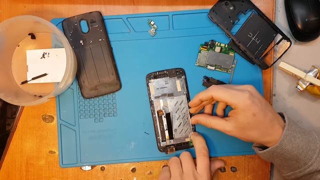 HTC 526G инструкция по разборке, замена дисплея и сенсора смотреть онлайн