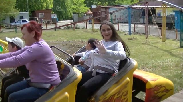 ЦПКиО в городе Курган, аттракционы для детей и взрослых/Attractions for children and adults смотреть онлайн