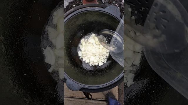 Гречневая каша в казане.