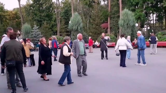 Я ИДУ ТЕБЕ НАВСТРЕЧУ! ТАНЦЫ В ПАРКЕ ГОРЬКОГО ХАРЬКОВ СЧАСТЛИВЫЕ ДНИ смотреть онлайн