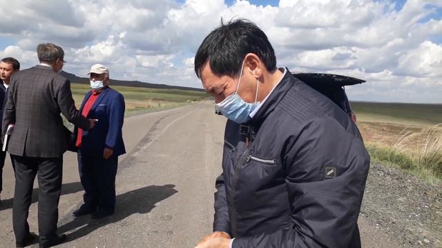 Мажилисмен Н. Ашимбетов крошит асфальт на дороге к мавзолею Машхур Жусупа КОПЕЕВА, Павлодарская обл смотреть онлайн