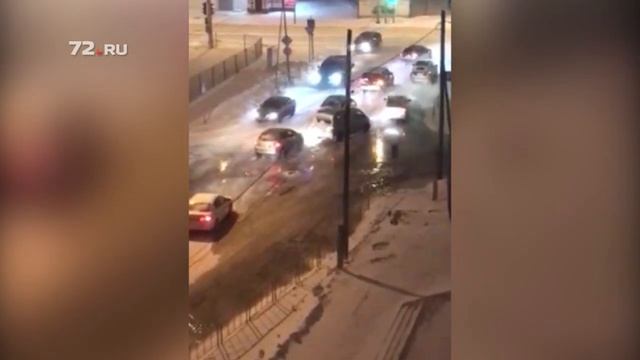 В Тюмени из люка бьёт фонтан воды смотреть онлайн