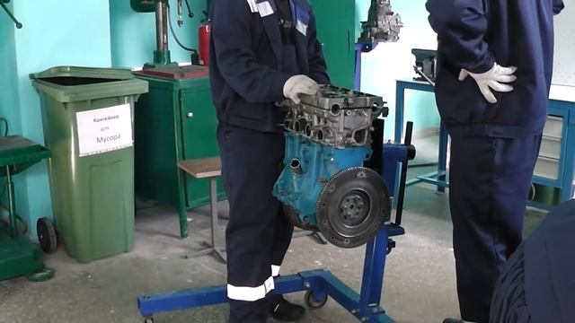 Фрагмент занятия уч. практики на тему "Разборка и сборка двигателя автомобиля". Мастер Саттаров А.М смотреть онлайн