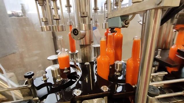 Линия для розлива сока в бутылки. Закрутка винтовой крышки. смотреть онлайн