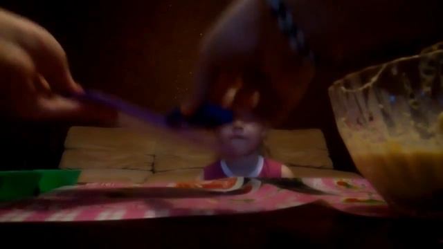 Печем кексы с бананом и шоколадом.Даша и Настя маленькие поворята. смотреть онлайн