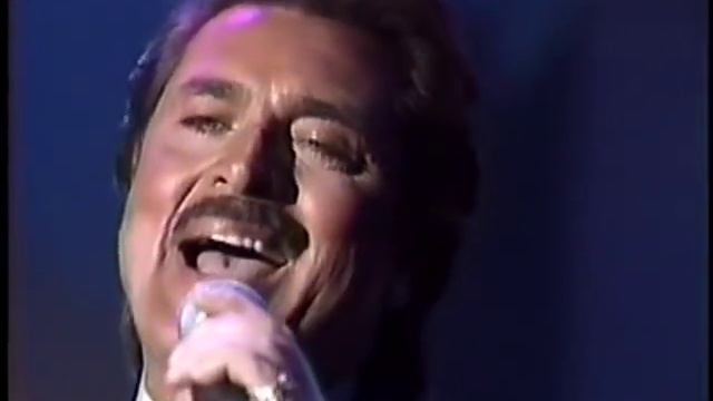 Engelbert Humperdinck Wrap Your Arms Around Me Live. Breathtaking voice. wmv смотреть онлайн