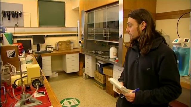 This guy's job is to collect the cleanest air in the word. смотреть онлайн