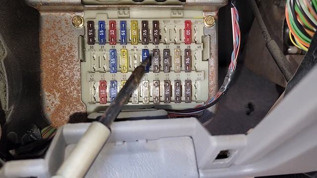 Ford Focus - POWER OUTLET / CIGARETTE LIGHTER FUSE LOCATION (1999 - 2007) смотреть онлайн