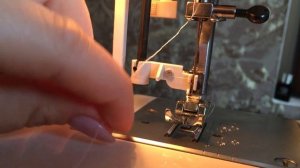 Как заправить верхнюю нить в иглу швейной машинки