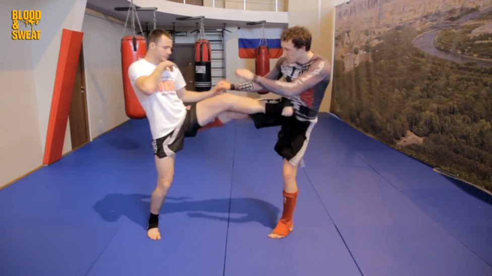 Муйа тай. Защита от ударов ногами. Александр Суржко. Defence from kicks and knees. смотреть онлайн