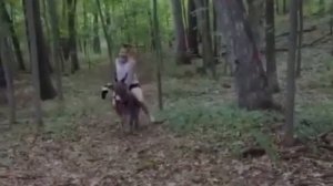 Chica en burro mini