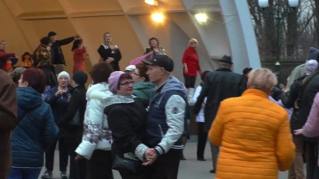 А я была и буду той...Народные танцы,парк Горького,Харьков. смотреть онлайн